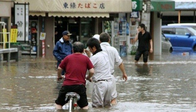 Потужні зливи у Японії забрали вже 76 життів