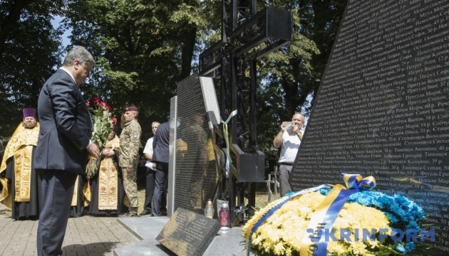 Порошенко у Польщі вшанував пам’ять українців, які загинули у 1944 році