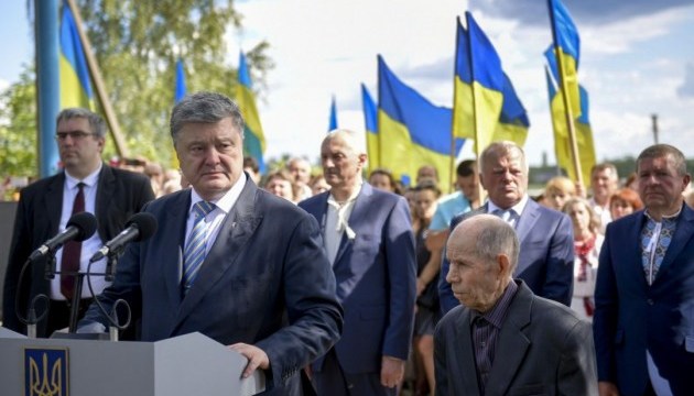 Poroshenko opens in Poland memorial to Ukrainians killed in 1944