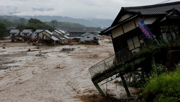 В Японії зливи ховають людей під шаром води і бруду: загиблих вже 85