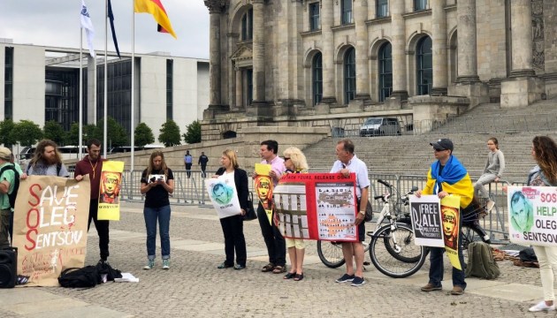 Берлінські активісти нагадали парламентаріям ОБСЄ про голодування Сенцова