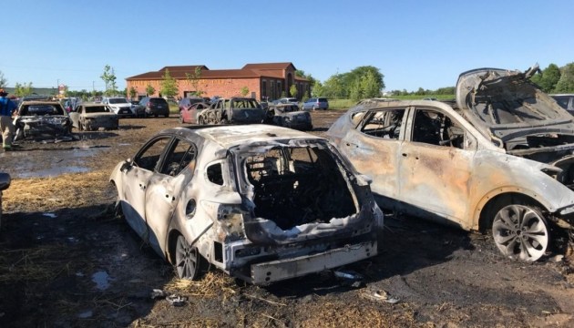 Пожежа у Канаді за кілька хвилин знищила десятки автомобілів