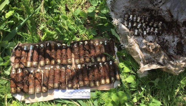На Луганщині виявили схрон бойовиків з десятками гранат та підривачів