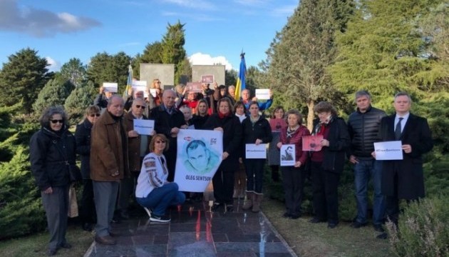 Ukrainians in Argentina hold rally in support of Sentsov and other political prisoners of Kremlin