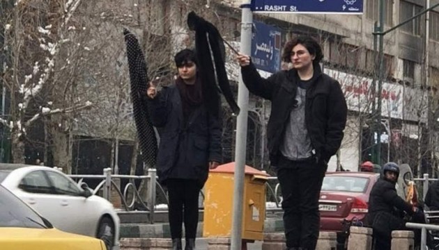 В Ірані жінку засудили до 20 років за зняту головну хустку