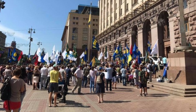 Під мерією Києва вимагають скасувати підняття плати за проїзд