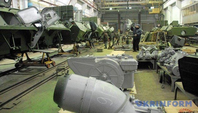 波罗申科：乌国防工业公司从修理旧武器转向生产新军备