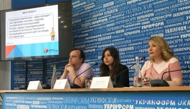 Черги чи корупція: що більше турбує українців на кордоні