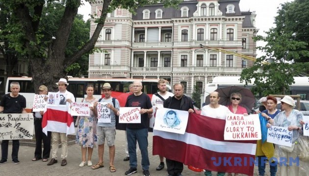 Активісти Латвії привітали українського режисера Олега Сенцова з днем народження