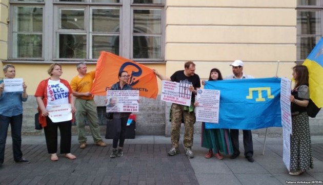У Петербурзі активістку арештували за пікет на підтримку Сенцова