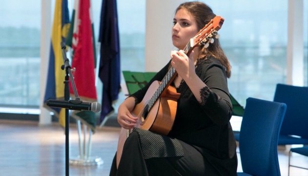 Учениця з Донеччини перемогла в міжнародному конкурсі класичної гітари в Угорщині