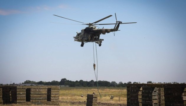 Präsident Selenskyj wohnt Militärmanöver auf Truppenübungsplatz „Schyrokyj Lan“ bei