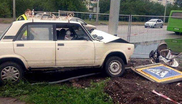 Водій легкового автомобіля у Харкові на тротуарі збив дитину у візочку