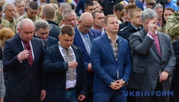 У Зарваниці Порошенко помолився за Небесну Сотню та загиблих на Донбасі бійців  