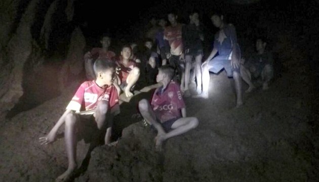 Ціною життя: врятовані у Таїланді діти вшанували загиблого дайвера