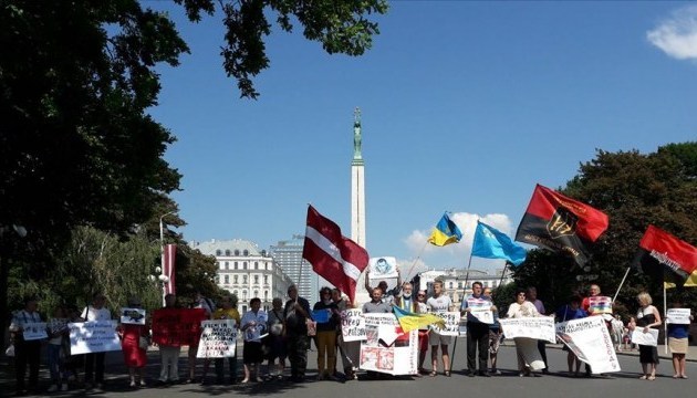 Performance in support of Ukrainian political prisoners held in Riga