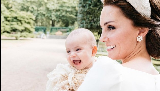 Королівські хрестини: з'явилися офіційні фото маленького принца Луї з родиною