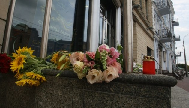 Українці несуть квіти й іграшки до посольства Нідерландів