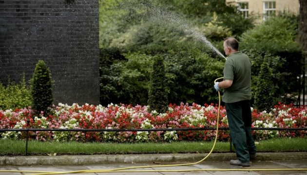 В Англии из-за засухи будут экономить воду на поливе и мытье машин В Англии из-за засухи будут экономить воду на поливе и мытье машин