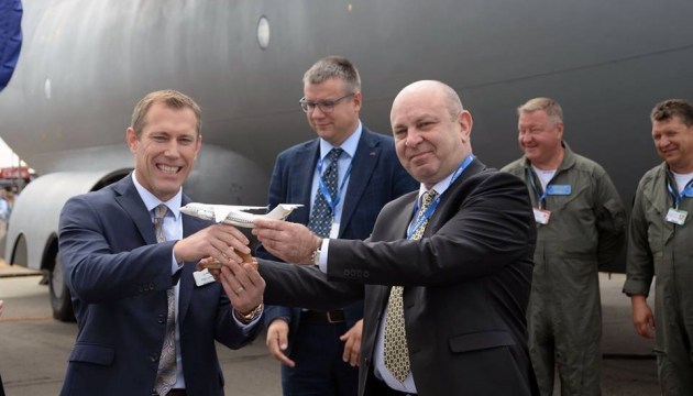 Antonov signe un accord avec une filiale de Boeing (photos)