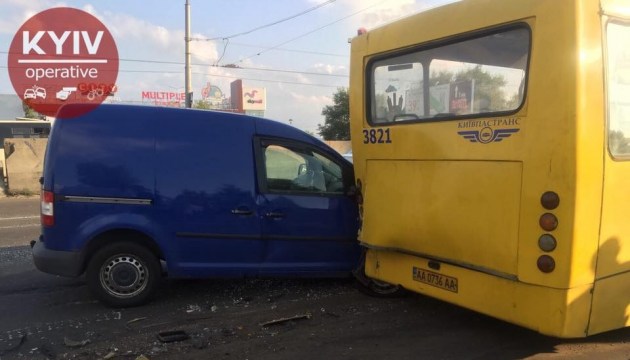 На київській зупинці Volkswagen протаранив маршрутку, є постраждалі