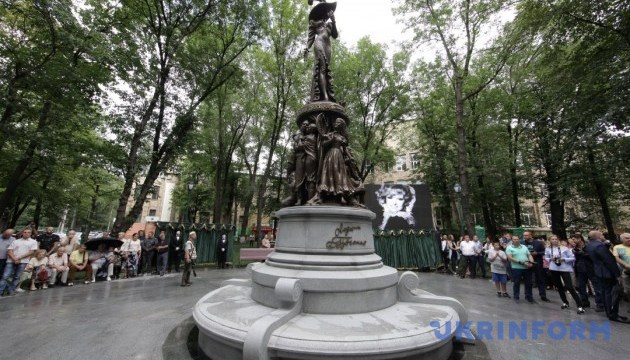 У Харкові виправили помилки на пам'ятнику Гурченко