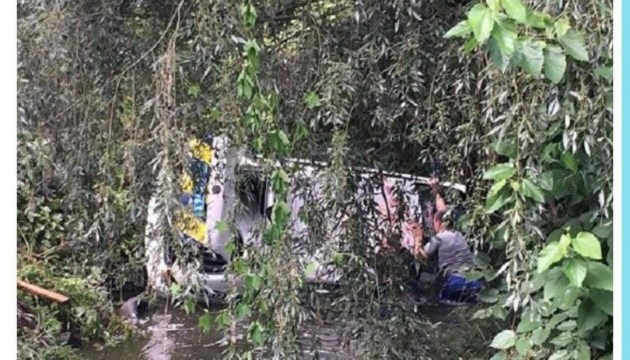 Поліцейська автівка під час погоні впала в річку під Києвом