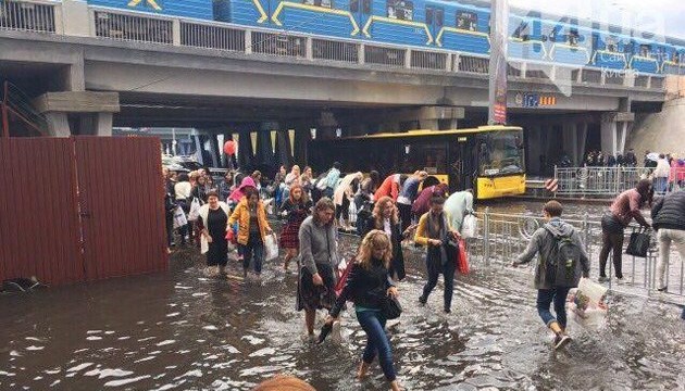 Злива затопила дорогу під естакадою на 