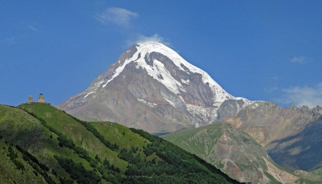 Mountaineers from Donetsk region conquer Kazbek, place Ukrainian flag on top