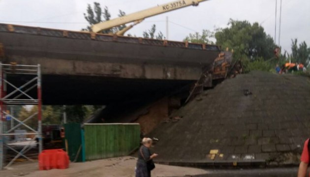 Шляхопровід на перетині Олени Теліги та Кирилівської ще ремонтують 
