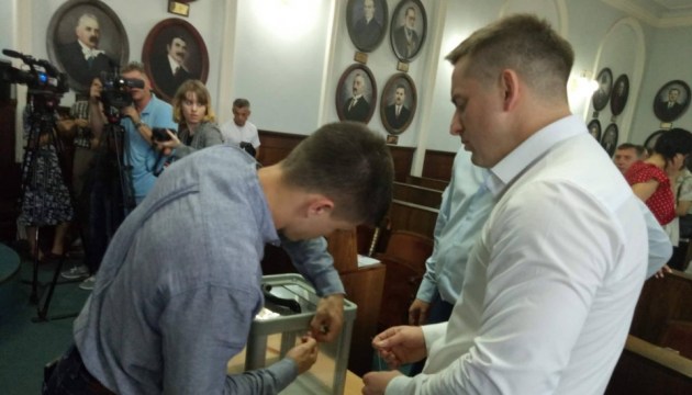 Чернівецькі депутати таємним голосуванням відправили мера у відставку