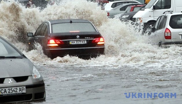 У трьох районах Києва - підтоплення через негоду