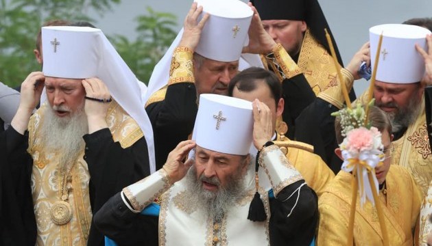 Creyentes de la Iglesia Ortodoxa Ucraniana del Patriarcado de Moscú rezan cerca del monumento a San