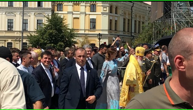 Kreuzprozession: Filaret an der Spitze, Präsident in Kolonne Kreuzprozession: Filaret an der Spitze, Präsident in Kolonne