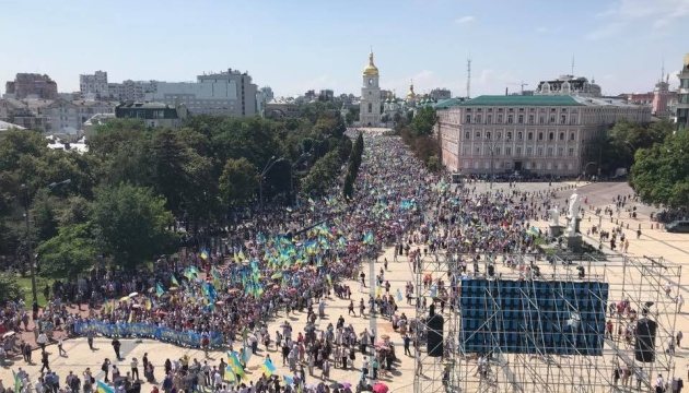 About 65,000 people participate in religious procession in Kyiv