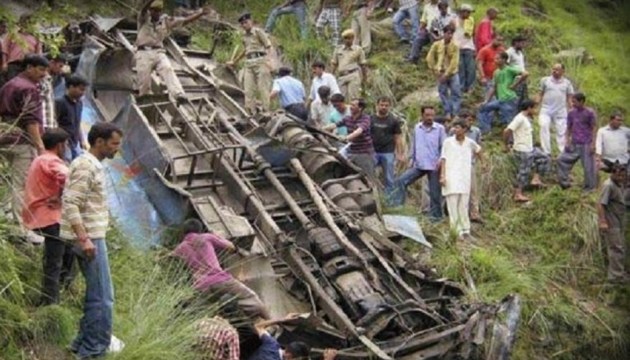 В Індії автобус впав у прірву, понад 30 загиблих