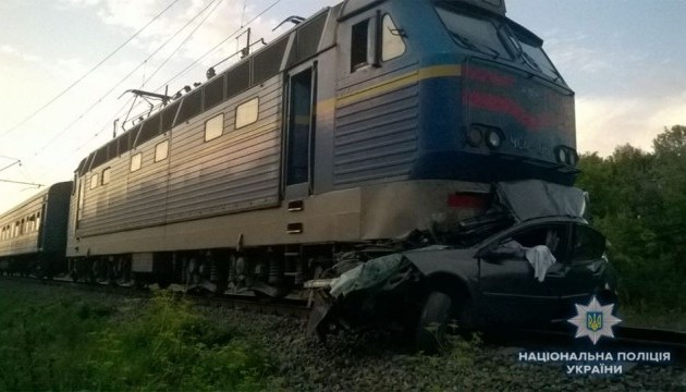 На Київщині “Рено” вискочив на залізничну колію, його пасажири загинули