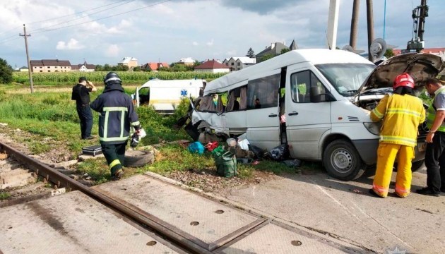Зіткнення мікроавтобуса з потягом на Буковині: п'ятеро досі у реанімації