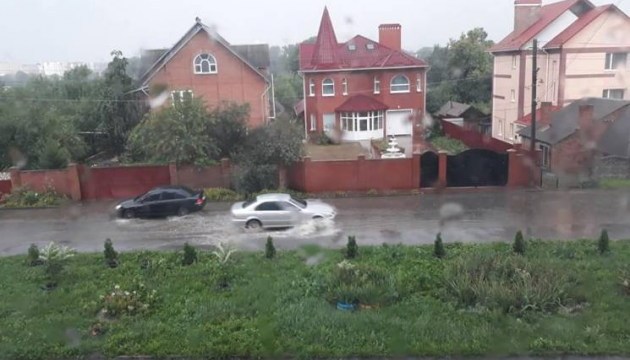 Буревій у Хмельницькому трощить дерева і заливає вулиці Буревій у Хмельницькому трощить дерева і заливає вулиці