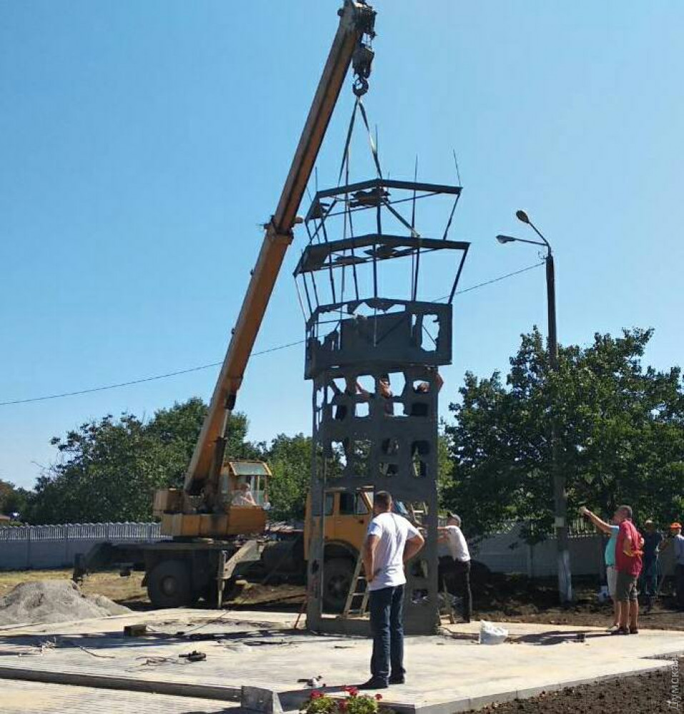 Под Одессой установили памятник в виде башни Донецкого аэропорта 1