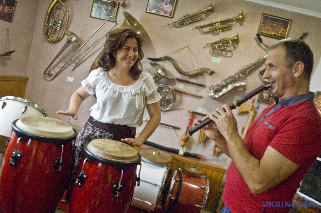 Петро Катола із дружиною Антоніною грають на раритетних інструментах 