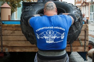Uzhgorod acoge el XV torneo de hombres fuertes “Carpathian Bear”