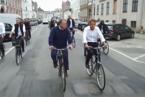 Без тонованих вікон: Макрон і Расмуссен проїхалися Копенгагеном на велосипеді