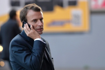 Emmanuel Macron n’exclut pas la livraison d’avions de chasse à l’Ukraine 