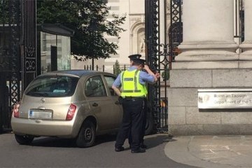 В Ірландії затримали жінку, яка на авто в'їхала у ворота урядового кварталу