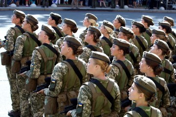 Desfile militar ucraniano sorprende a todo el mundo: aviones, mujeres soldado y capellanes (Fotos, Vídeo)