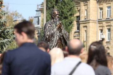 У парку КПІ з'явився бронзовий Конфуцій