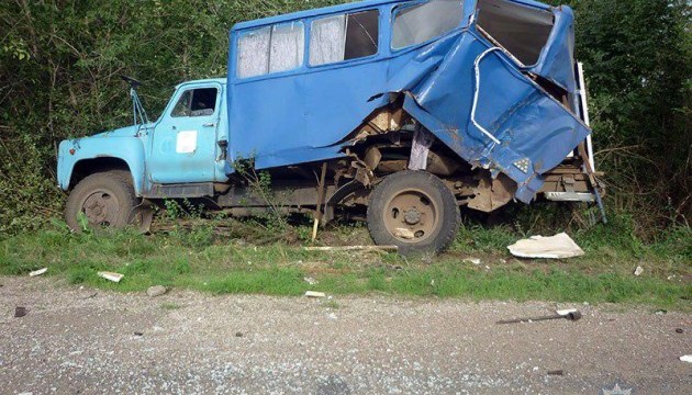 Біля Волновахи легковик зіткнувся з вантажівкою, постраждала сім'я з дитиною