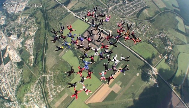 На Харківщині жінки-парашутистки встановили світовий рекорд