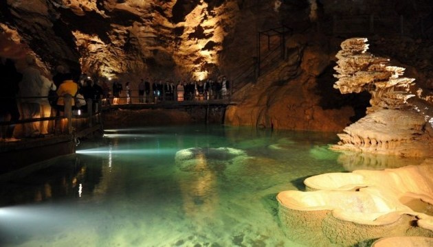 Троє туристів цілу ніч просиділи у французькій печері